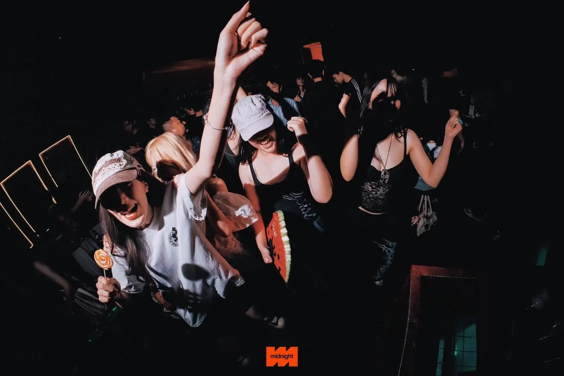 Khách quẩy theo nhịp hip-hop tại MIDNIGHT